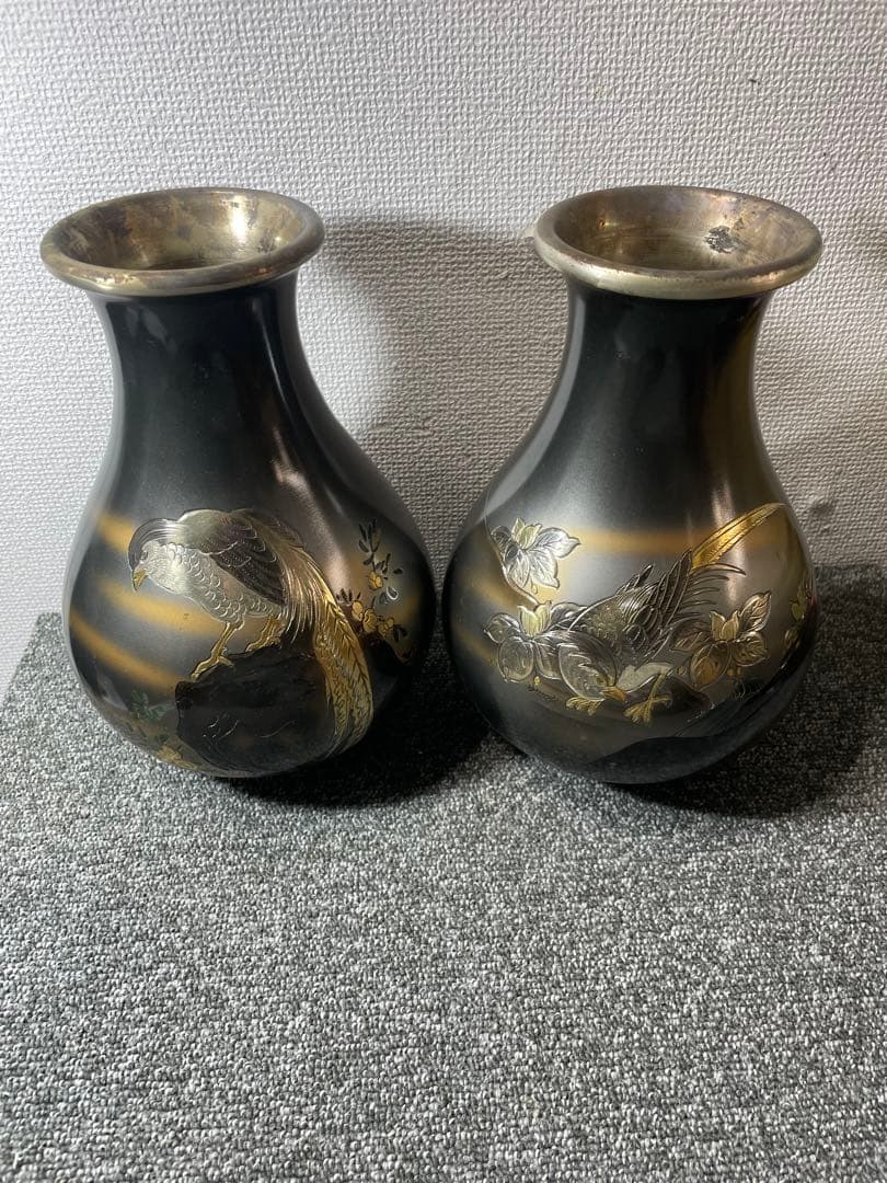 鶯と梅柄の花器　花瓶　蒔絵っぽい装飾