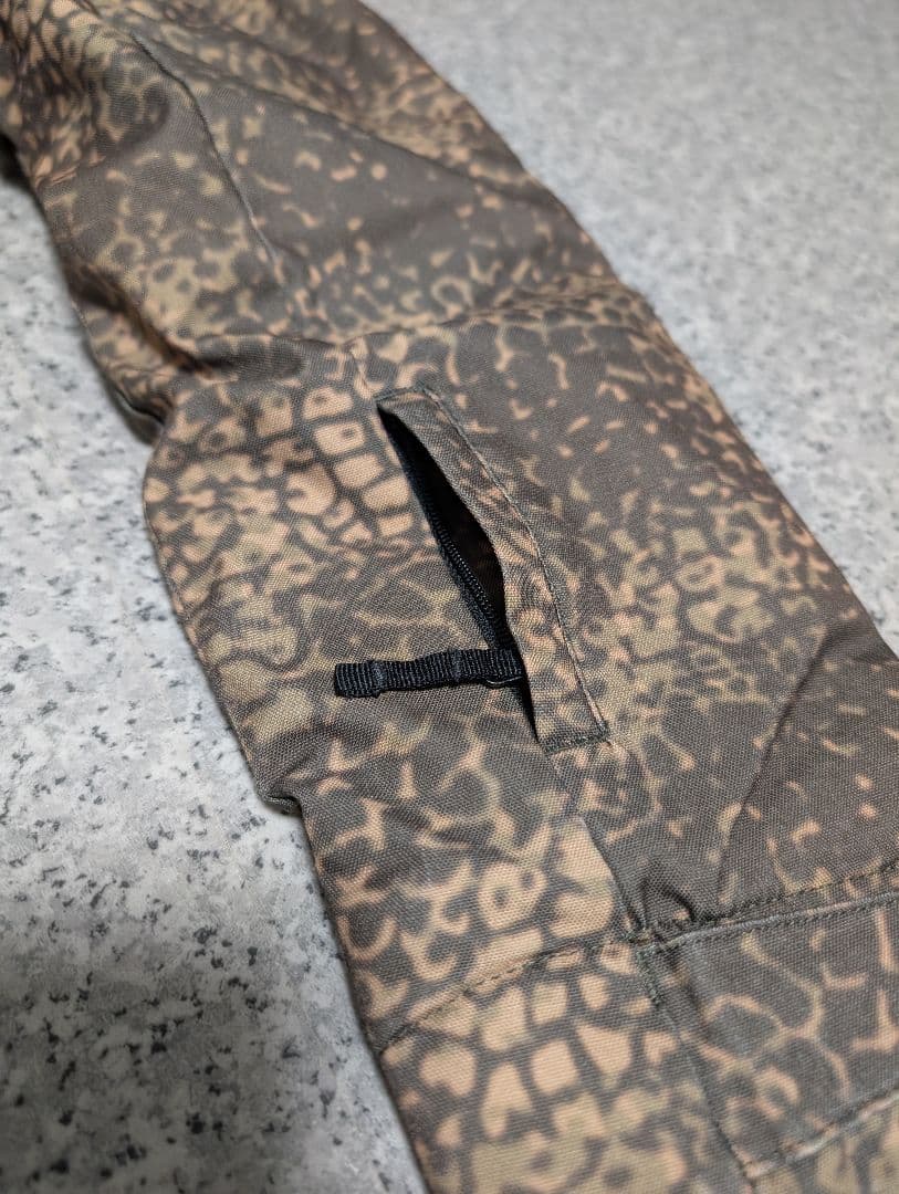 BURTON 迷彩柄orヒョウ柄 スノーボードジャケット　KIDS　Lサイズ