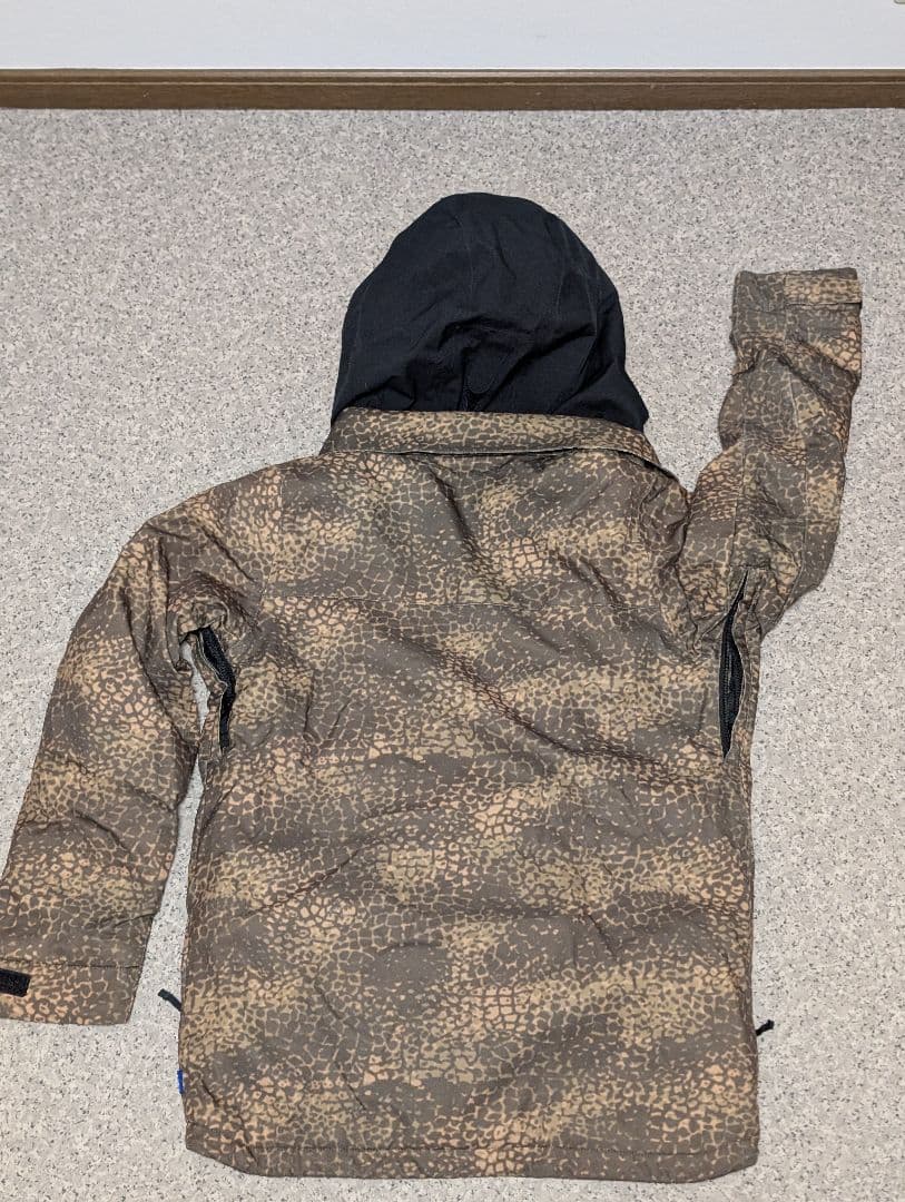 BURTON 迷彩柄orヒョウ柄 スノーボードジャケット　KIDS　Lサイズ