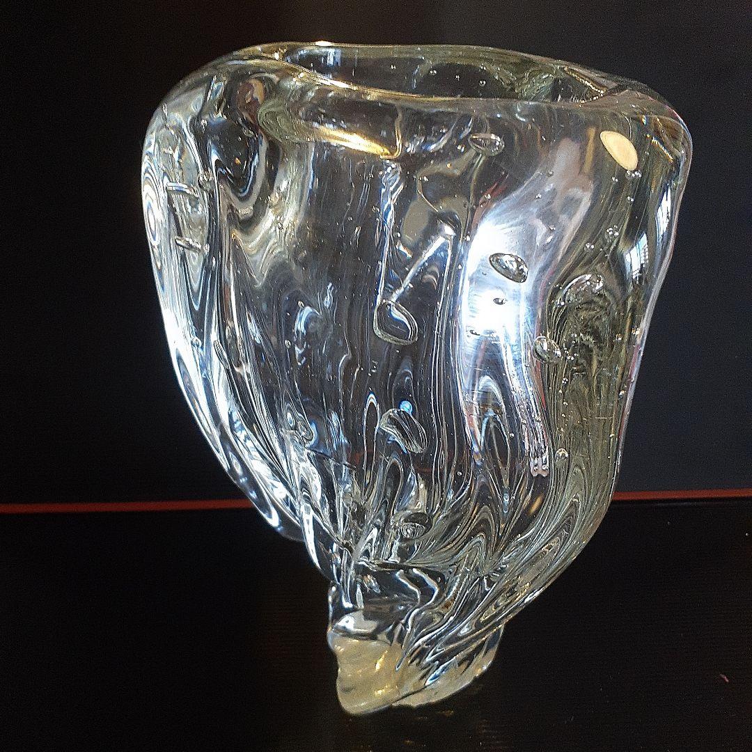 古い大きな気泡がある変形ガラス花入れ