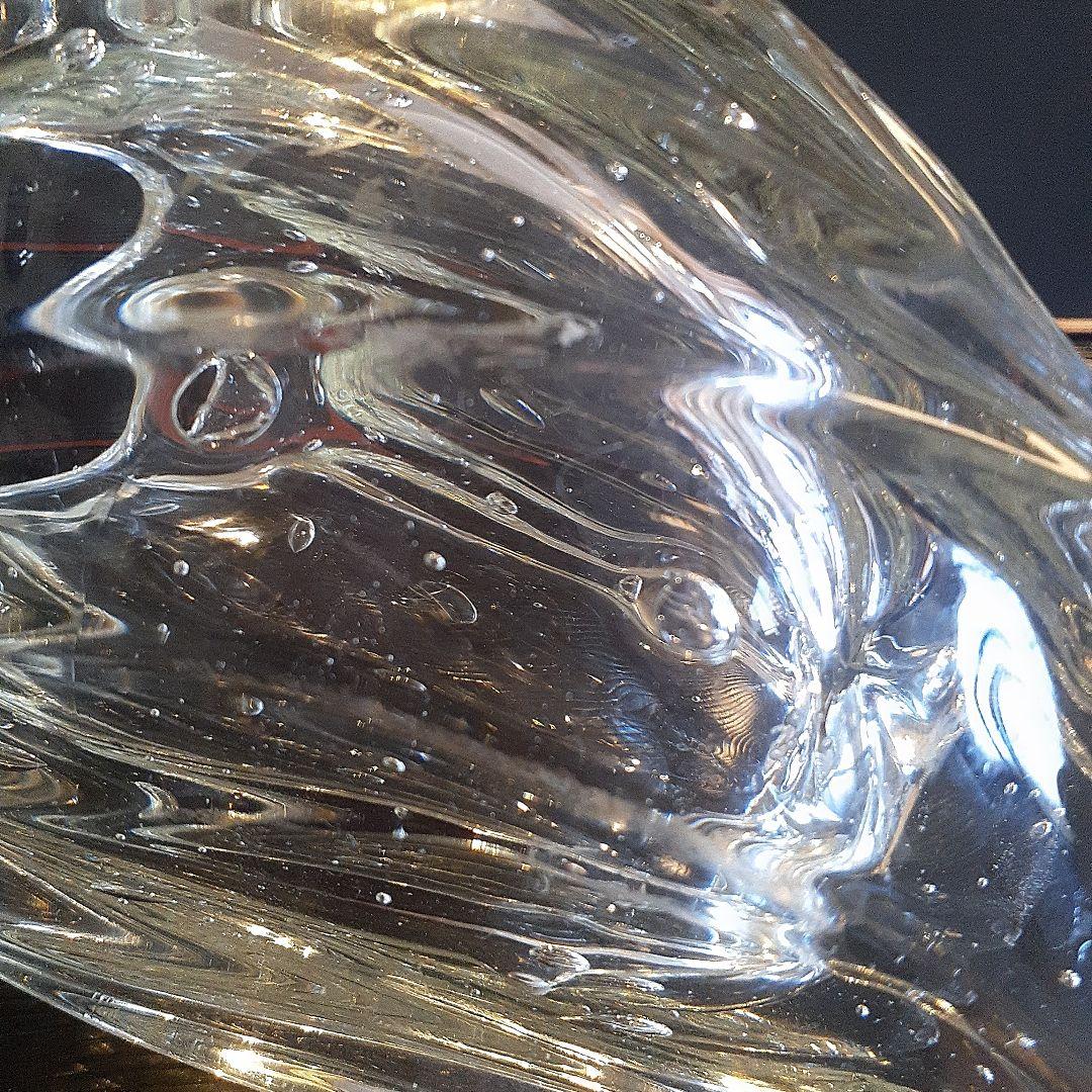 古い大きな気泡がある変形ガラス花入れ