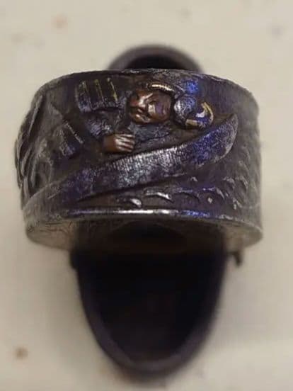 縁頭、鉄地に武者図、壇の浦の戦い図