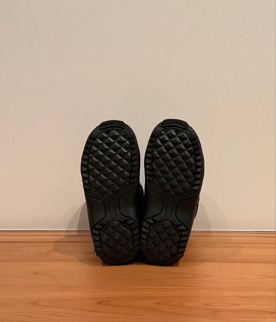 BOAシステム搭載のブラックスノーボードブーツ（女性・キッズ用）