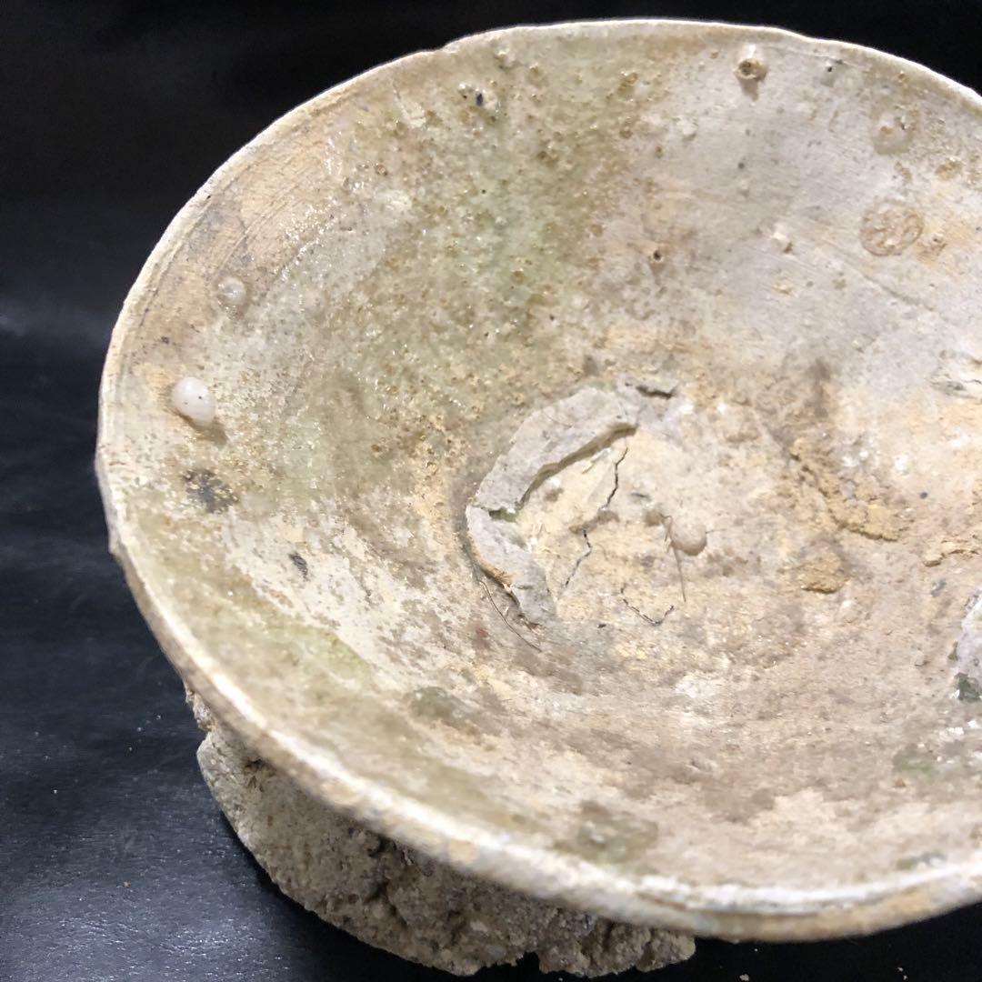 超珍品◾️蔵から超激レアな素焼きの台座が残った雰囲気の凄い抹茶茶碗が出て来ました。