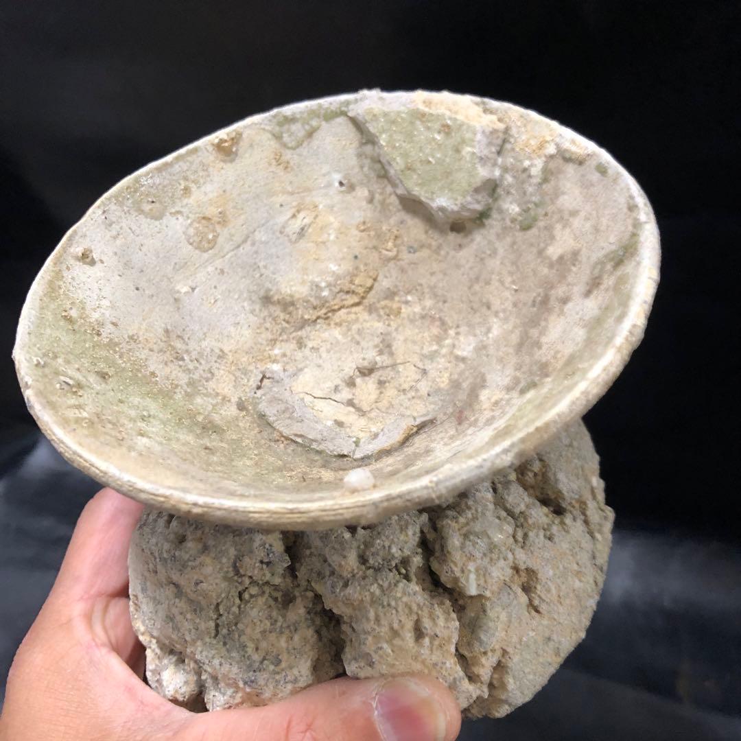 超珍品◾️蔵から超激レアな素焼きの台座が残った雰囲気の凄い抹茶茶碗が出て来ました。