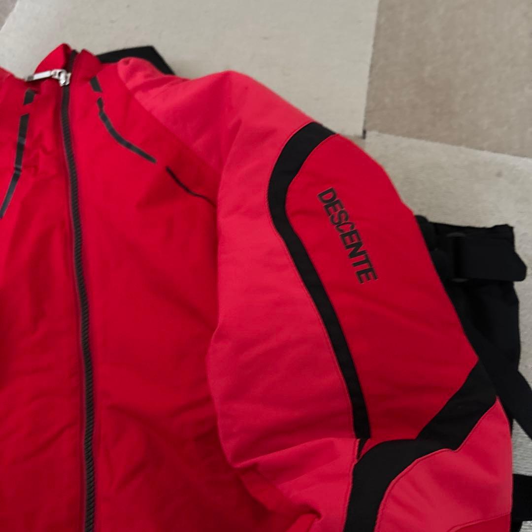 デサント赤いジャケットと黒いパンツのセット