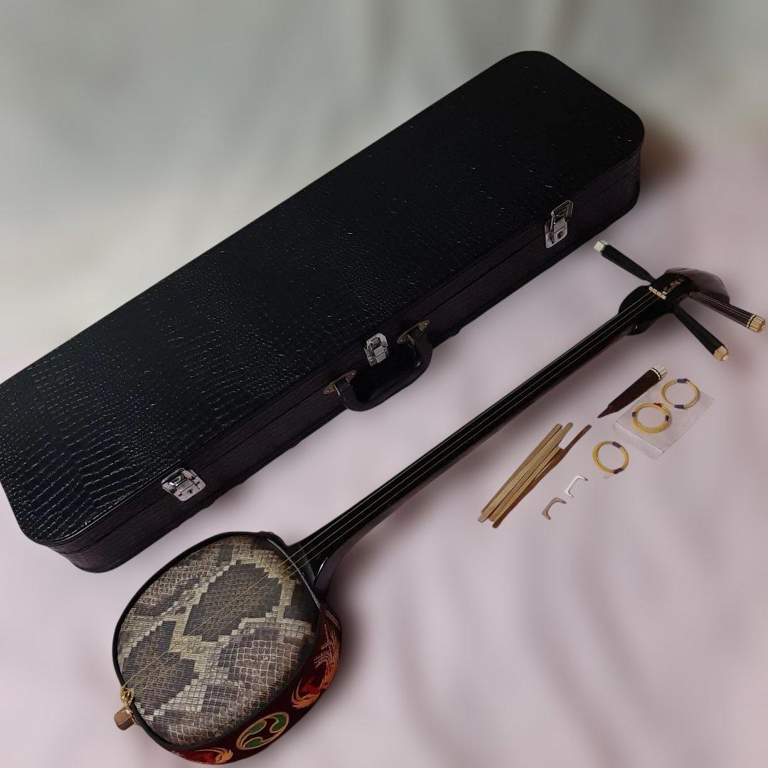 特上沖縄三線◆蛇柄デザイン人工皮革製◆手掛け金色刺繍左三つ巴◆ハードケース付き