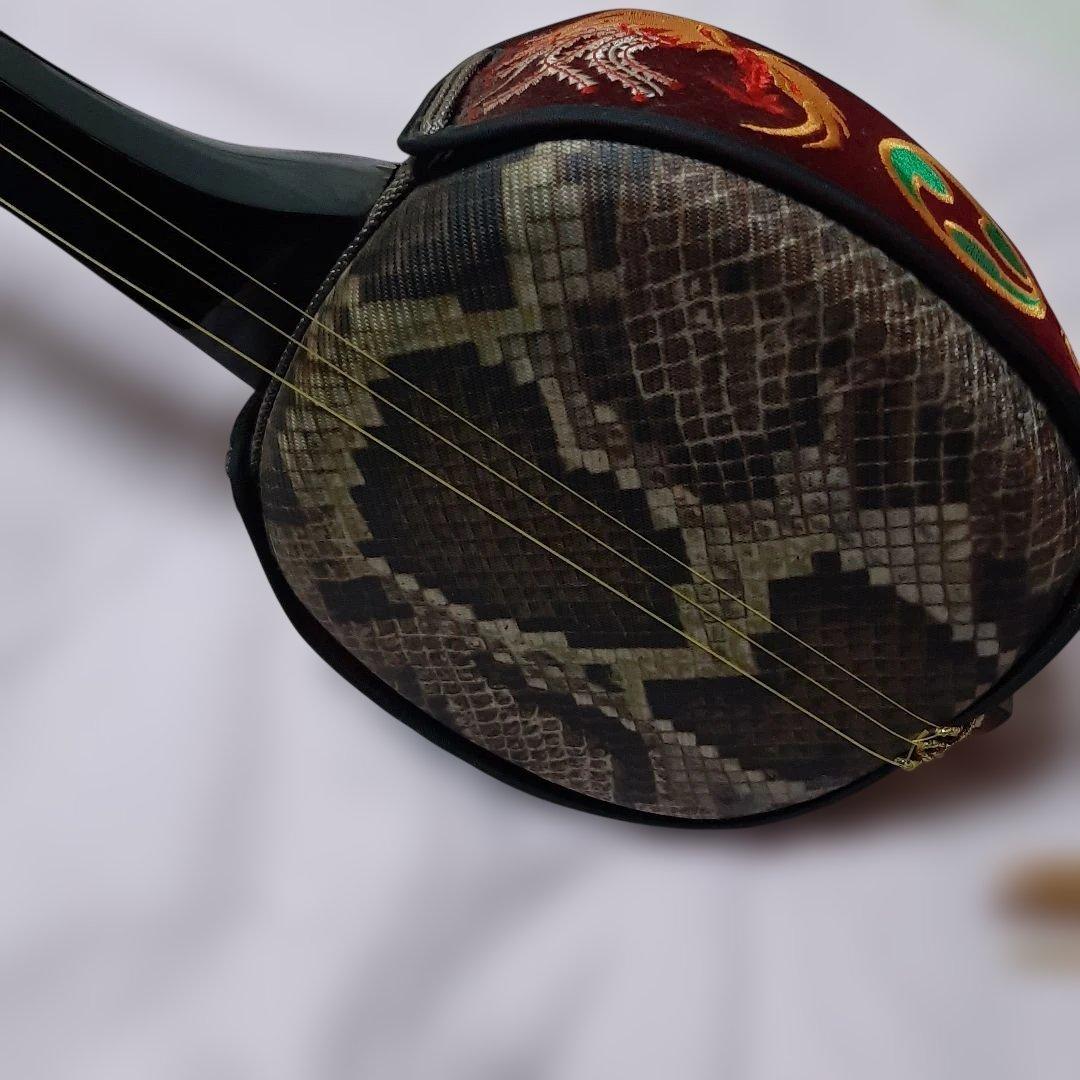 特上沖縄三線◆蛇柄デザイン人工皮革製◆手掛け金色刺繍左三つ巴◆ハードケース付き