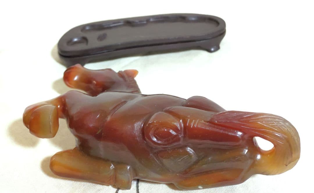 セール✨天然石　瑪瑙　彫刻馬　干支馬　木製台座付き