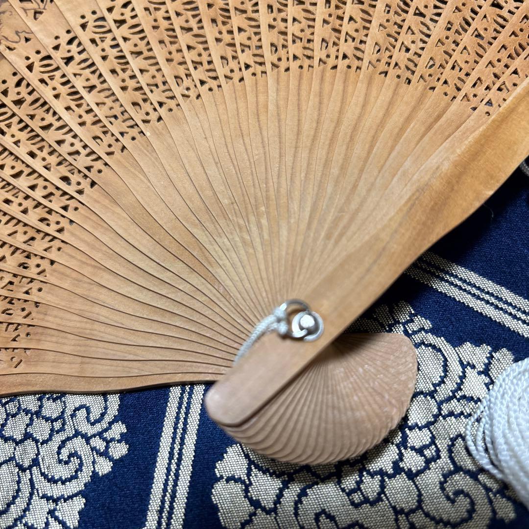 白檀扇透かし彫り木製扇子と木箱