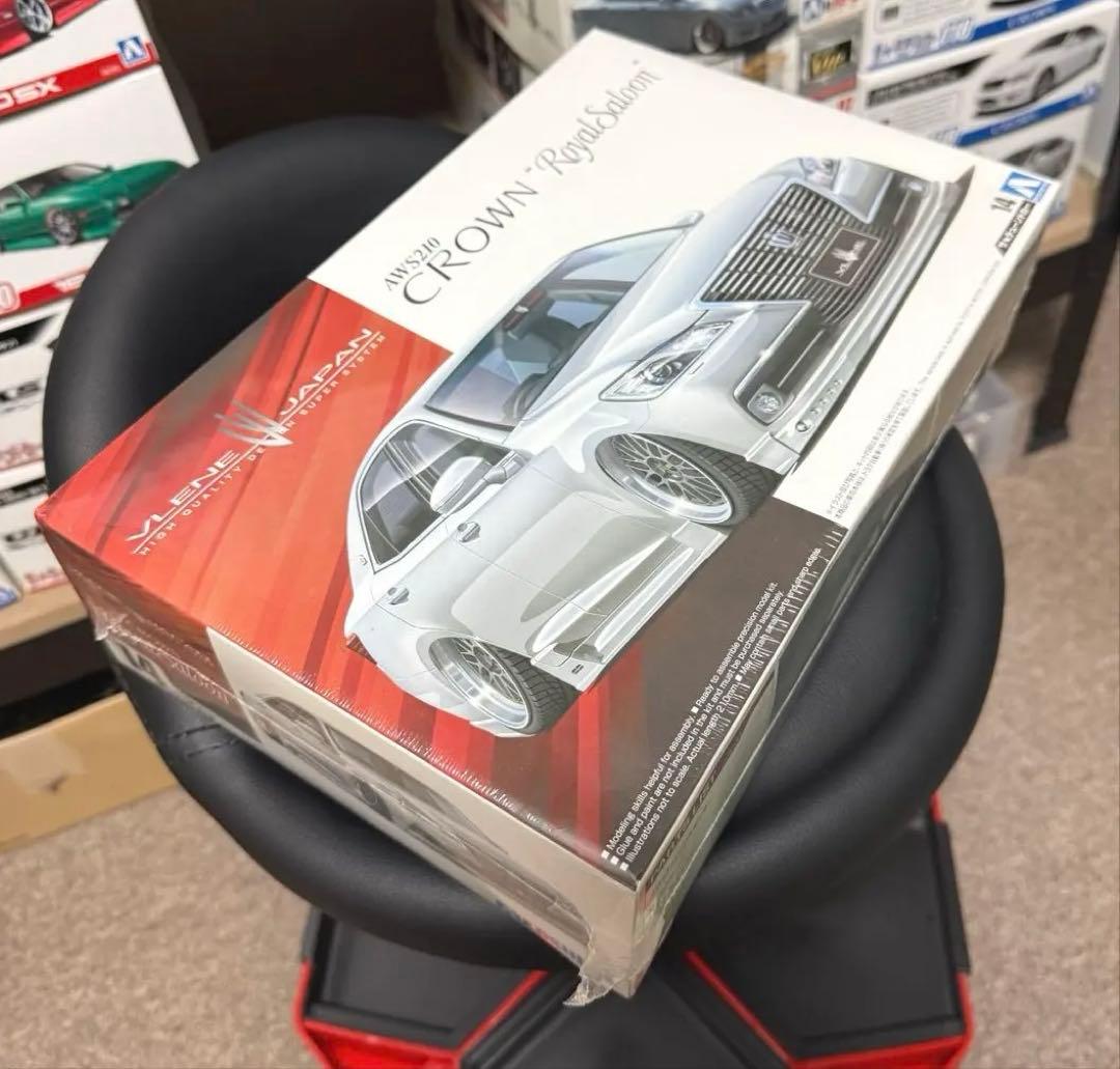 アオシマ AWS210 クラウン ハイブリッド ロイヤルサルーン