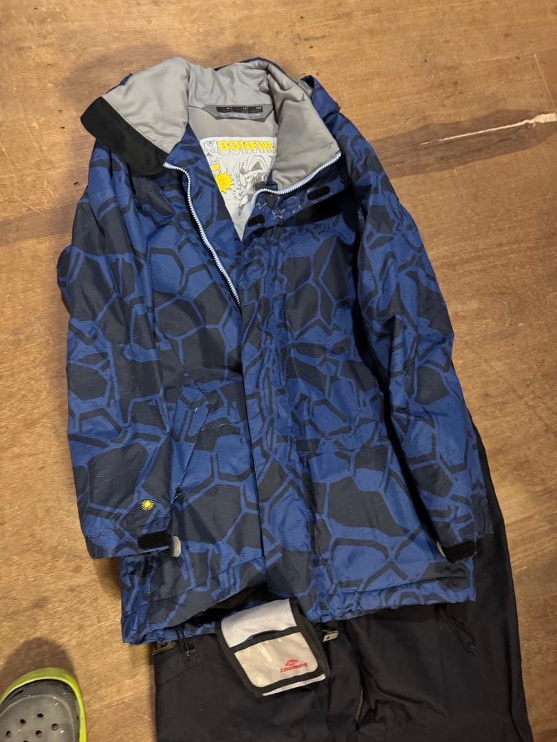 上着は ボンファイヤーで 下は ボルコムです