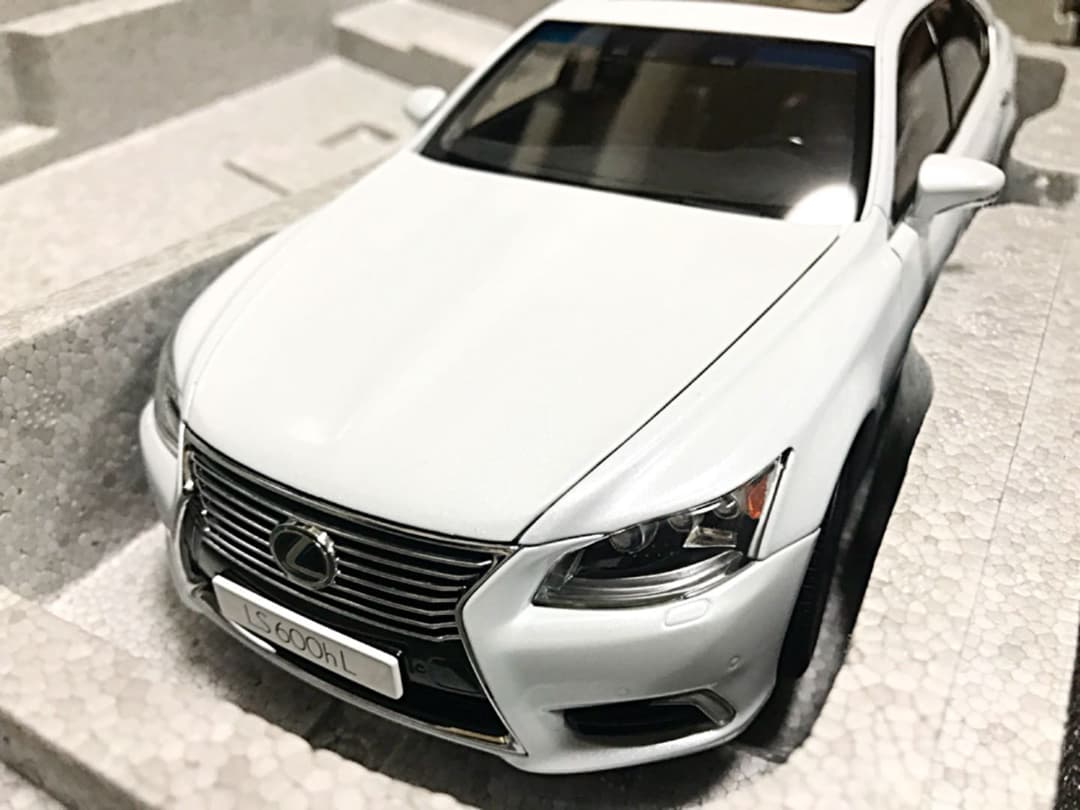 オートアート 1/18 レクサス LS600 ホワイトパール シリアルナンバー付
