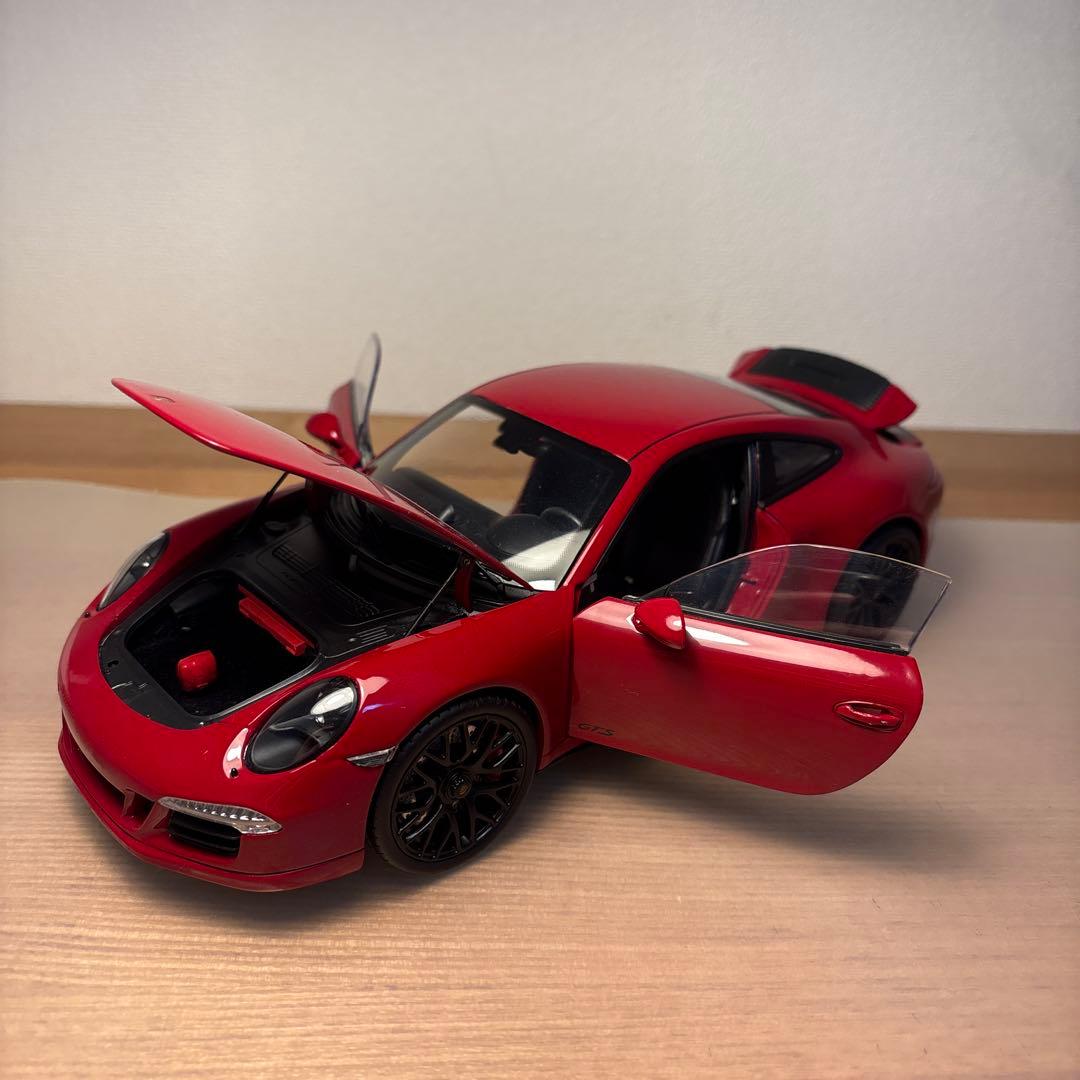 シュコー　ポルシェ 911 GTS レッド 1/18 ミニカー
