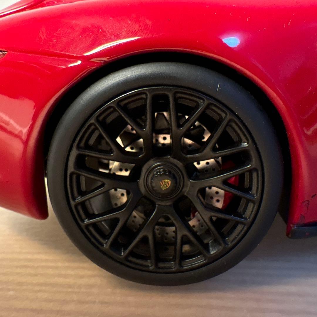 シュコー　ポルシェ 911 GTS レッド 1/18 ミニカー