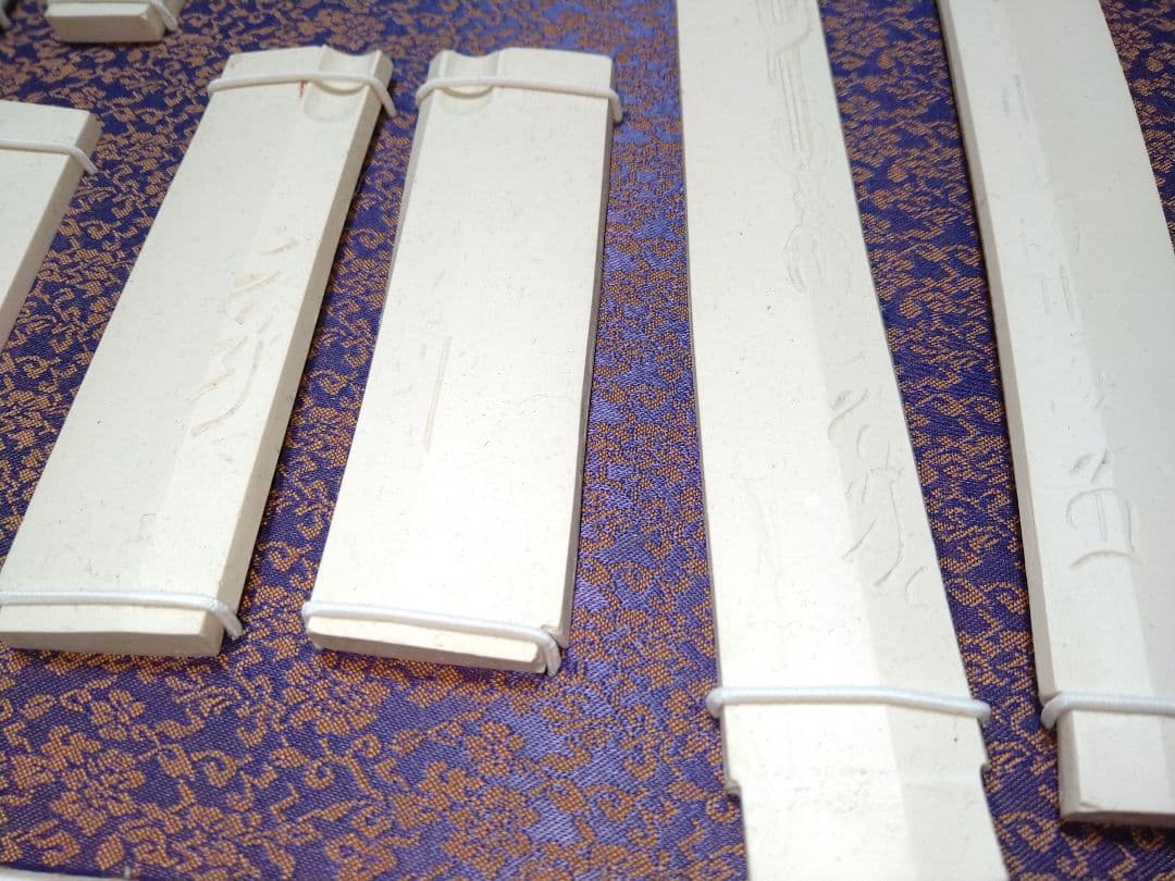 珍品!!　珍しい刀剣型彫り　　刀剣彫り物　型取り　石膏　美術品