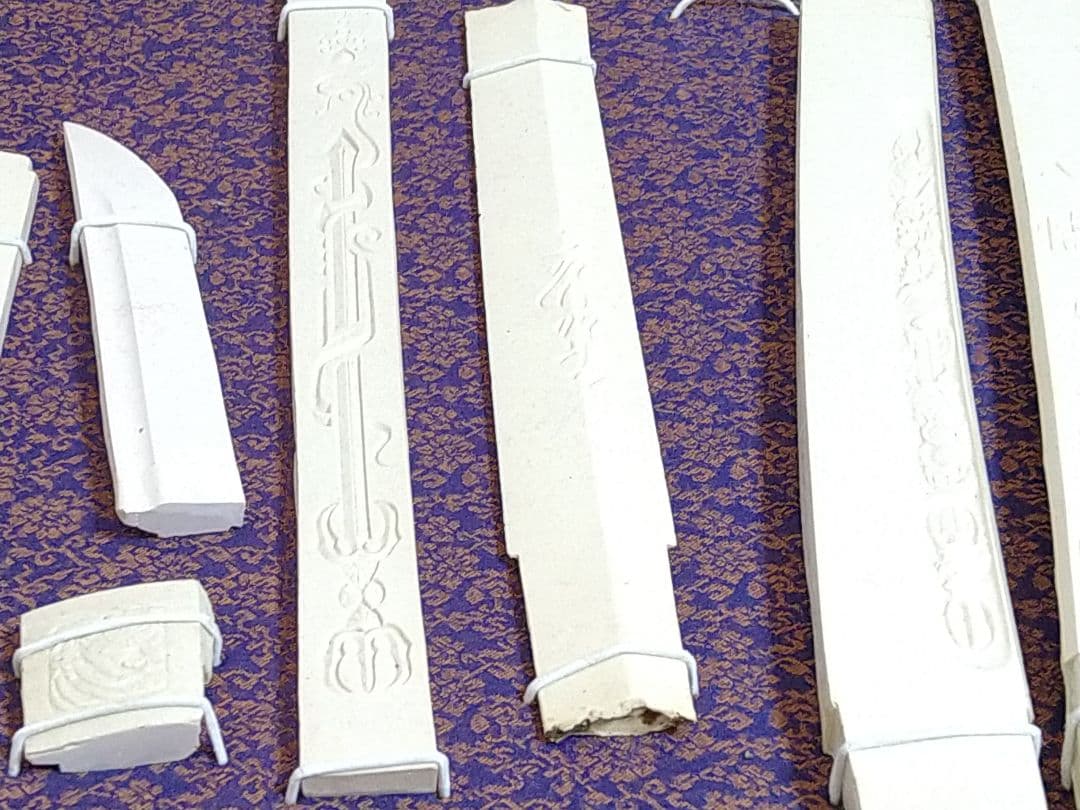 珍品!!　珍しい刀剣型彫り　　刀剣彫り物　型取り　石膏　美術品