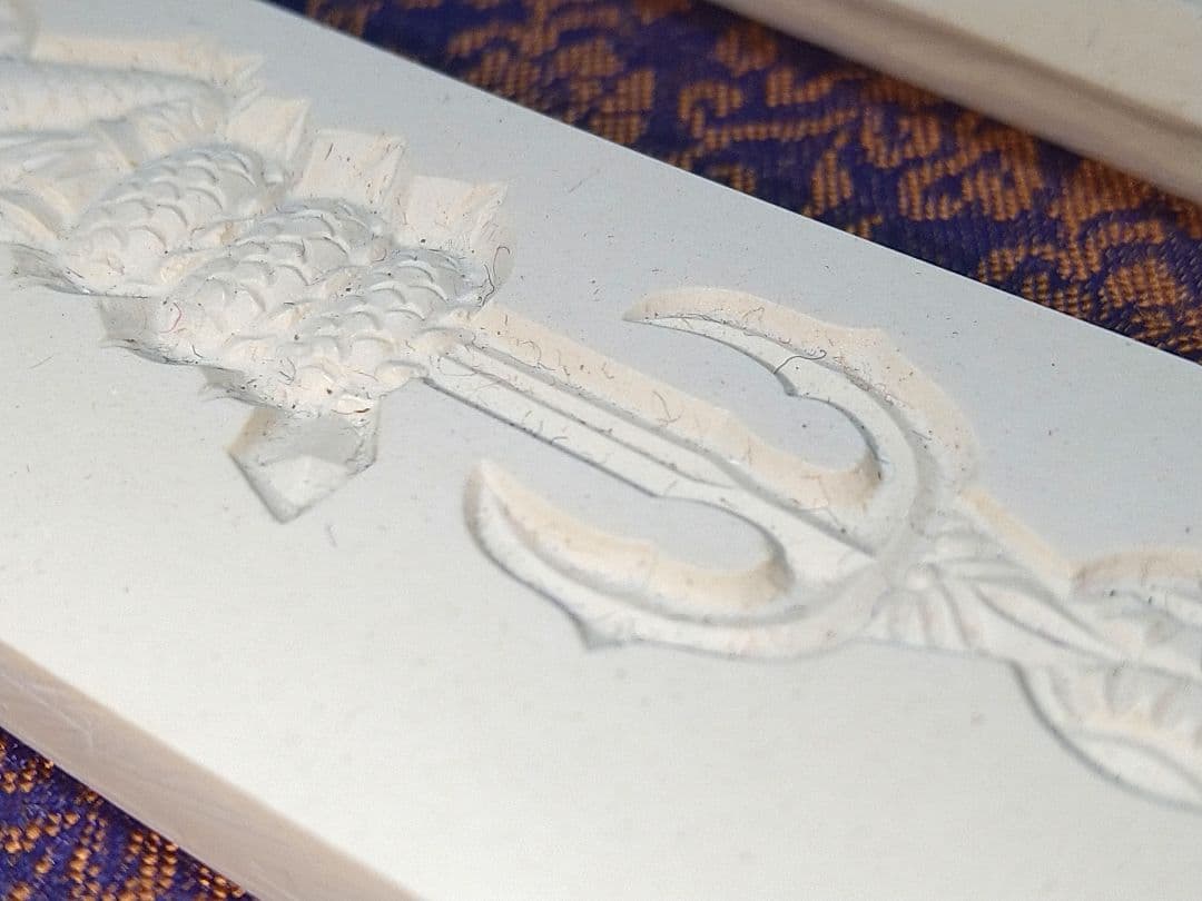 珍品!!　珍しい刀剣型彫り　　刀剣彫り物　型取り　石膏　美術品