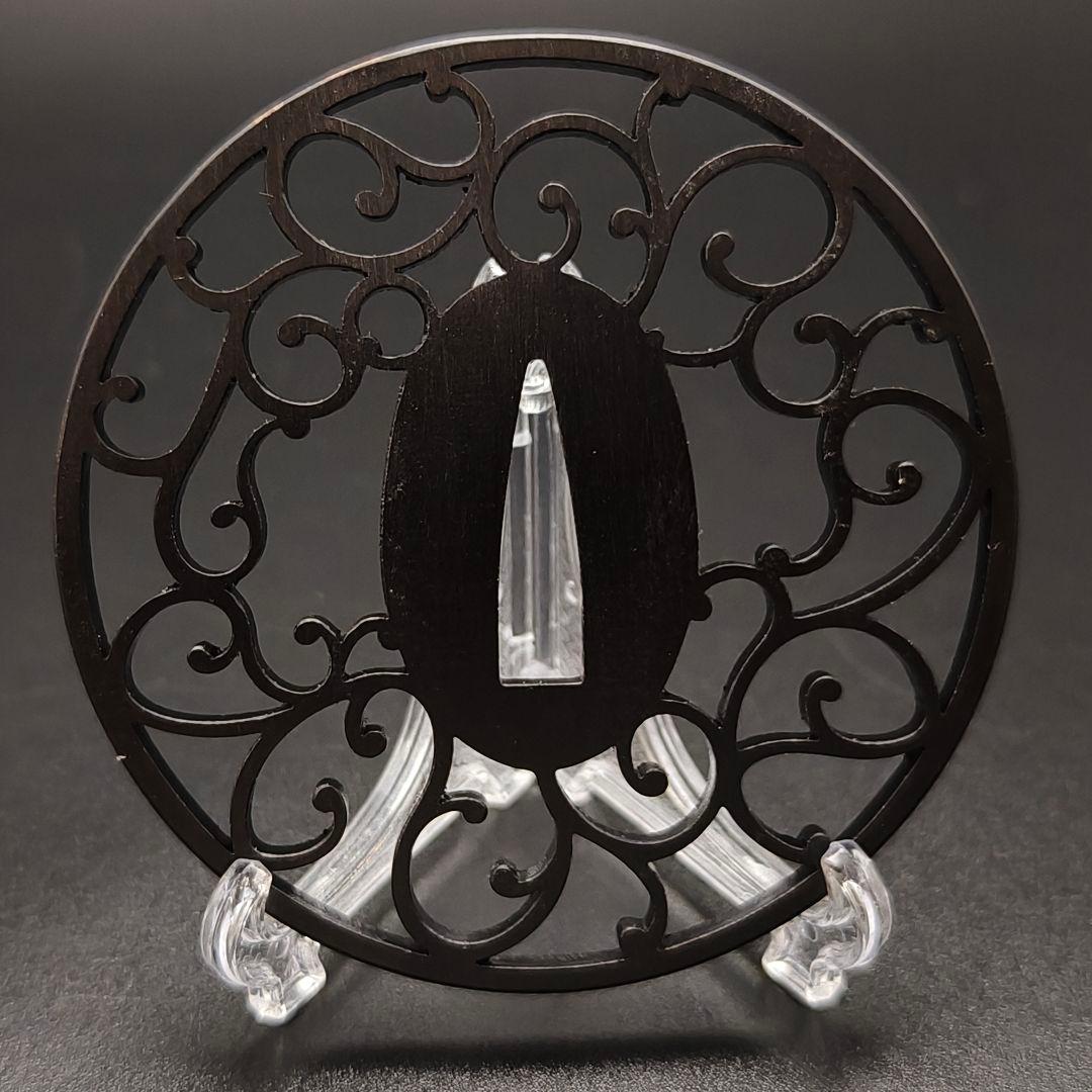 刀鍔　唐草の図　鉄製　金工品　細工　職人作　日本刀装具　鍔　つば　刀剣美術