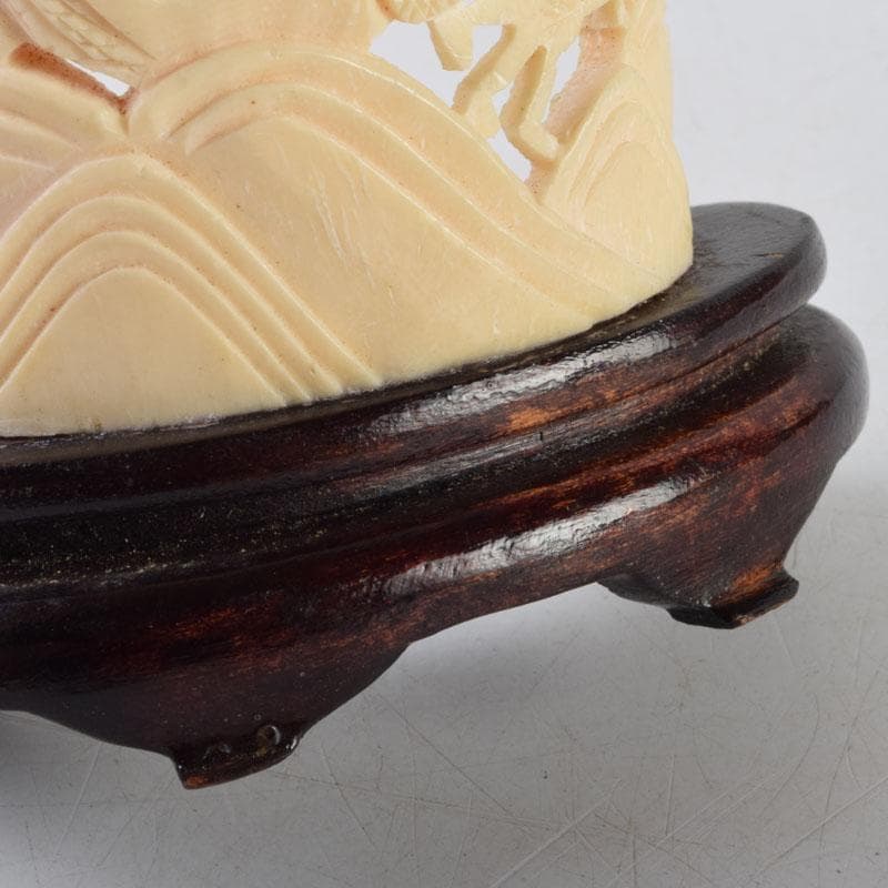 中国　獣骨製　雲龍透かし彫　硯屏　置物　唐木台付　N　9110