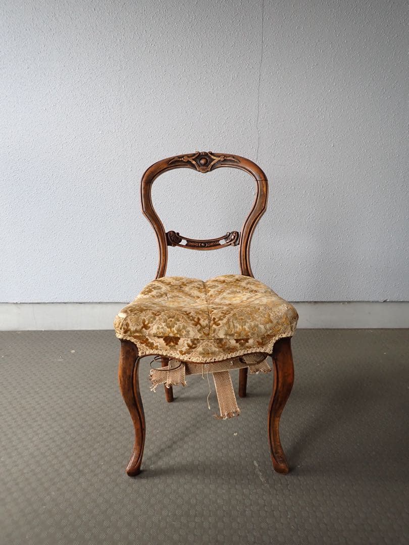 英国アンティーク ヴィクトリアン バルーンバックチェア 猫脚 彫刻 クラシック