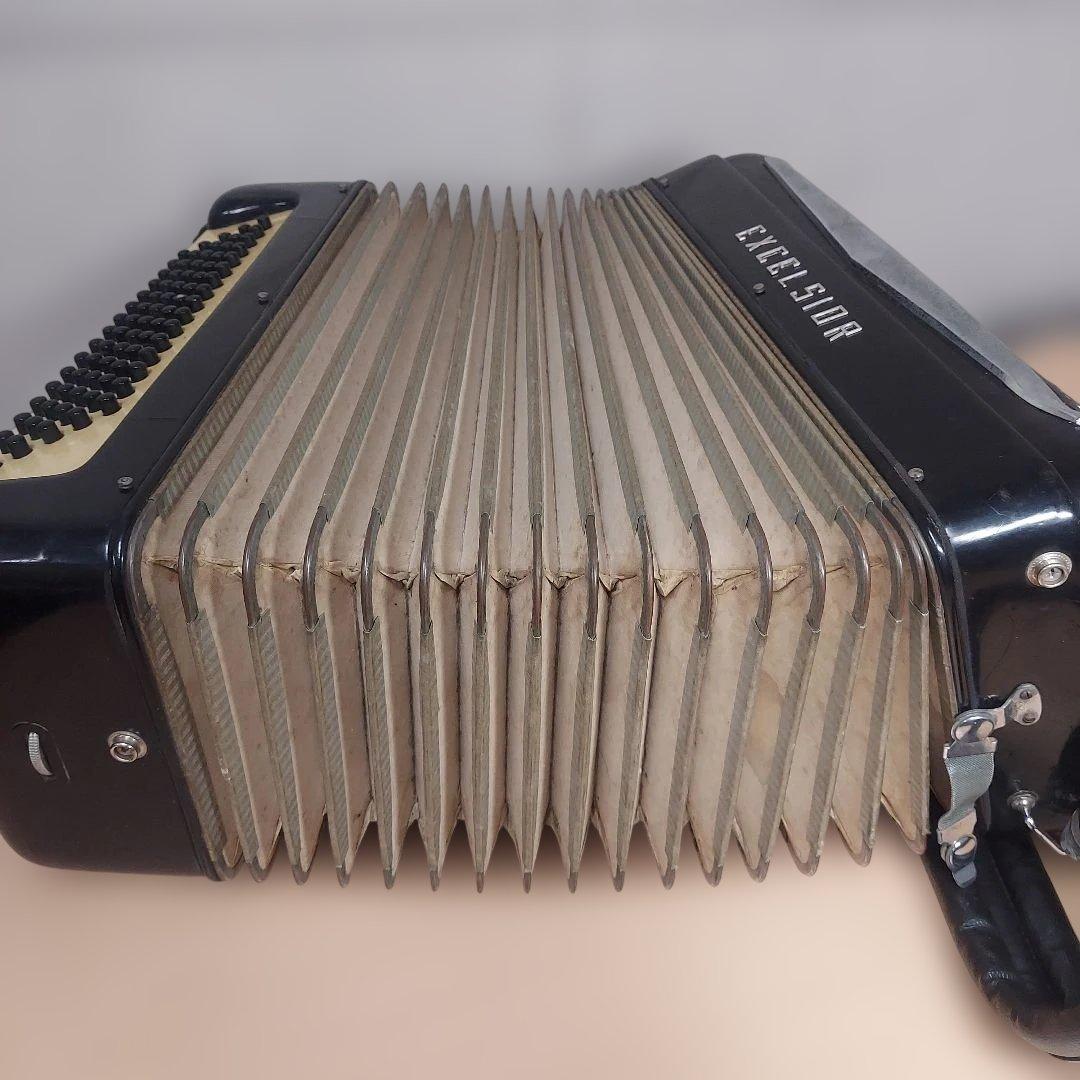 EXCELSIORイタリア製 アコーディオン　型番は不明