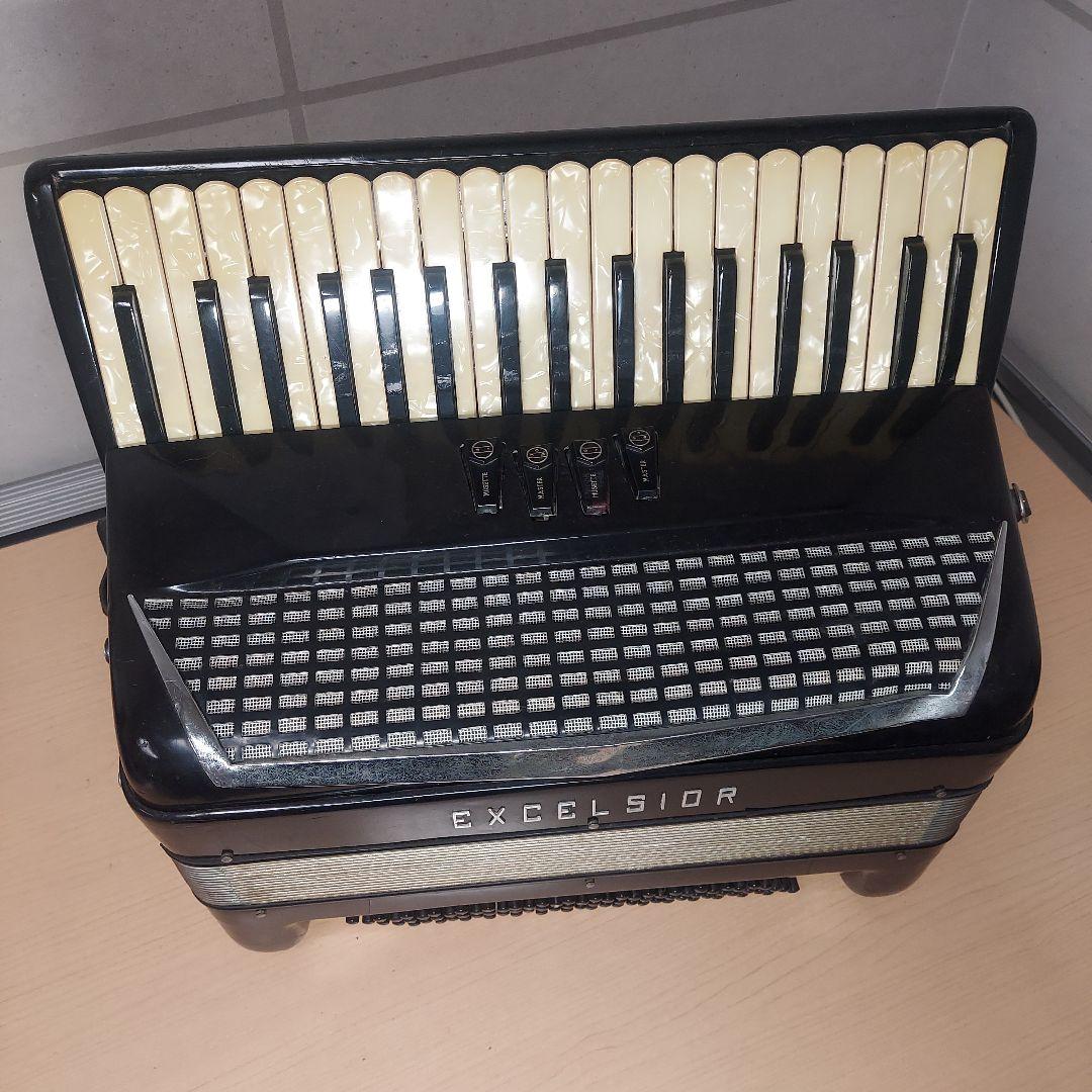 EXCELSIORイタリア製 アコーディオン　型番は不明
