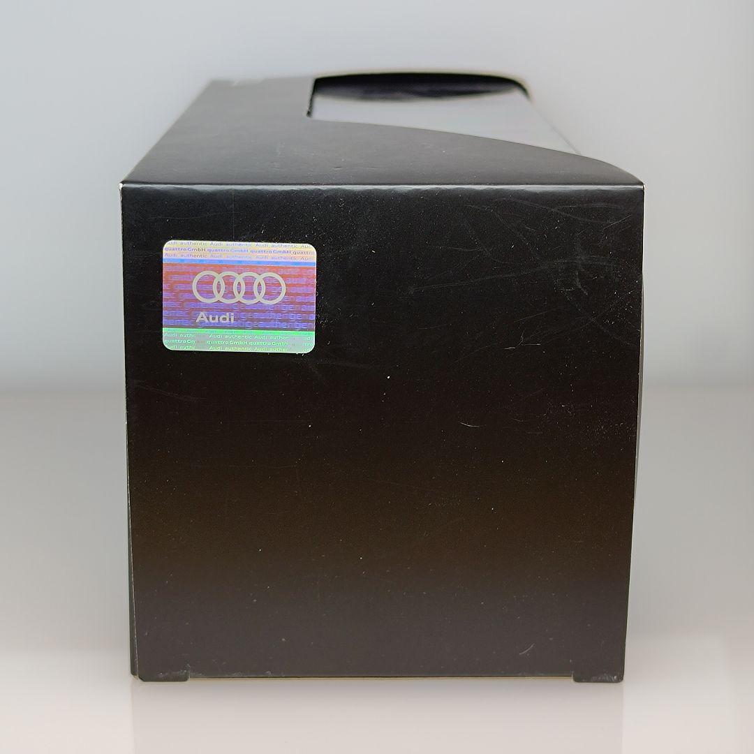 アウディ TT RS クーペ カラーサンプル カタルーニャレッド 1/43 新品