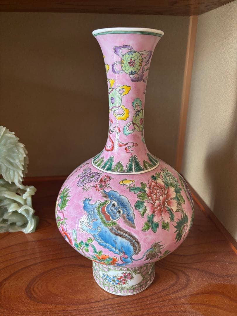 中国古美術 清の時代　粉彩軋道獅子文花瓶　乾隆年製 高さ42cm