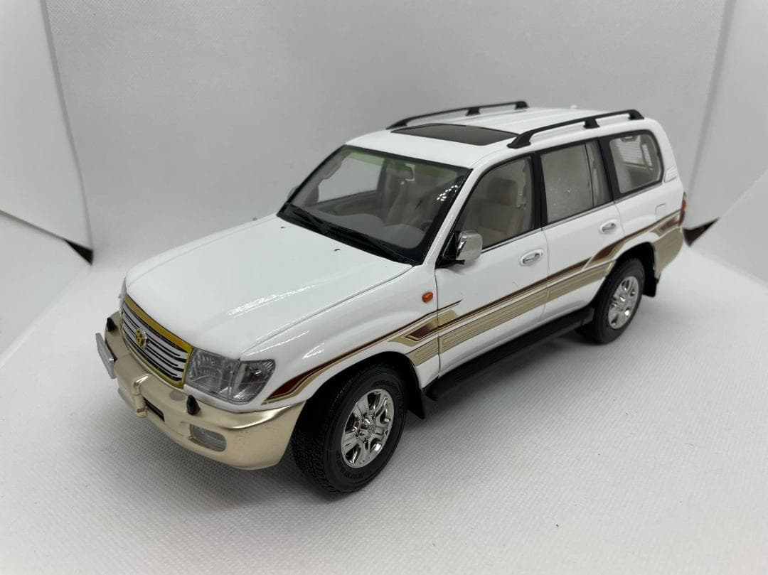 203-008 1/18 トヨタ ランドクルーザー LC100 ホワイト