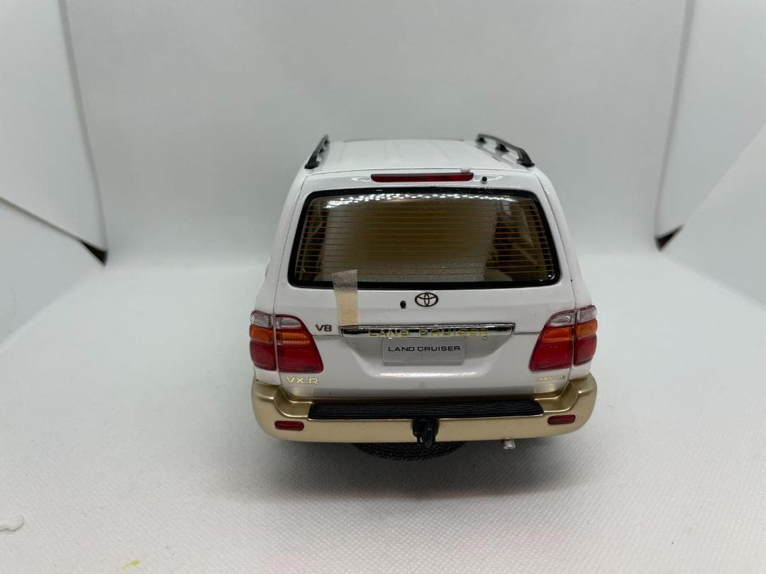 203-008 1/18 トヨタ ランドクルーザー LC100 ホワイト