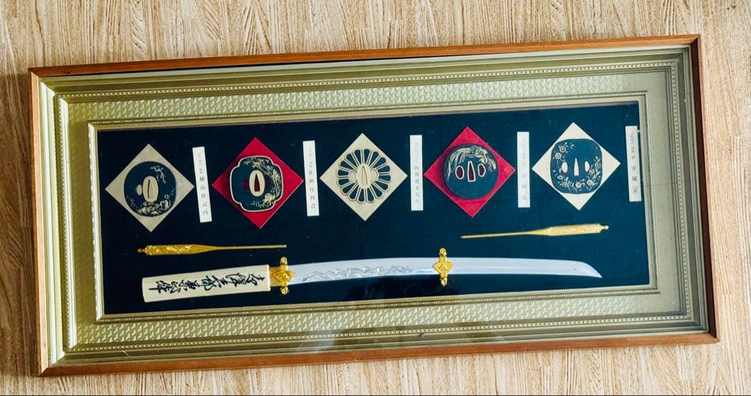 伝統的な日本の武具 鍔と刀のセット