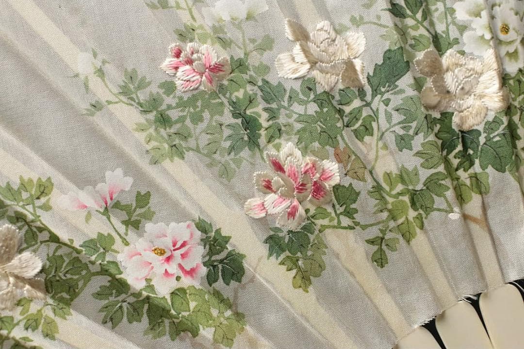 【文】　★ 文房 繍絵花卉紋牙骨絹面折扇 ★　清朝期　牡丹 刺繍文様　清供雅玩