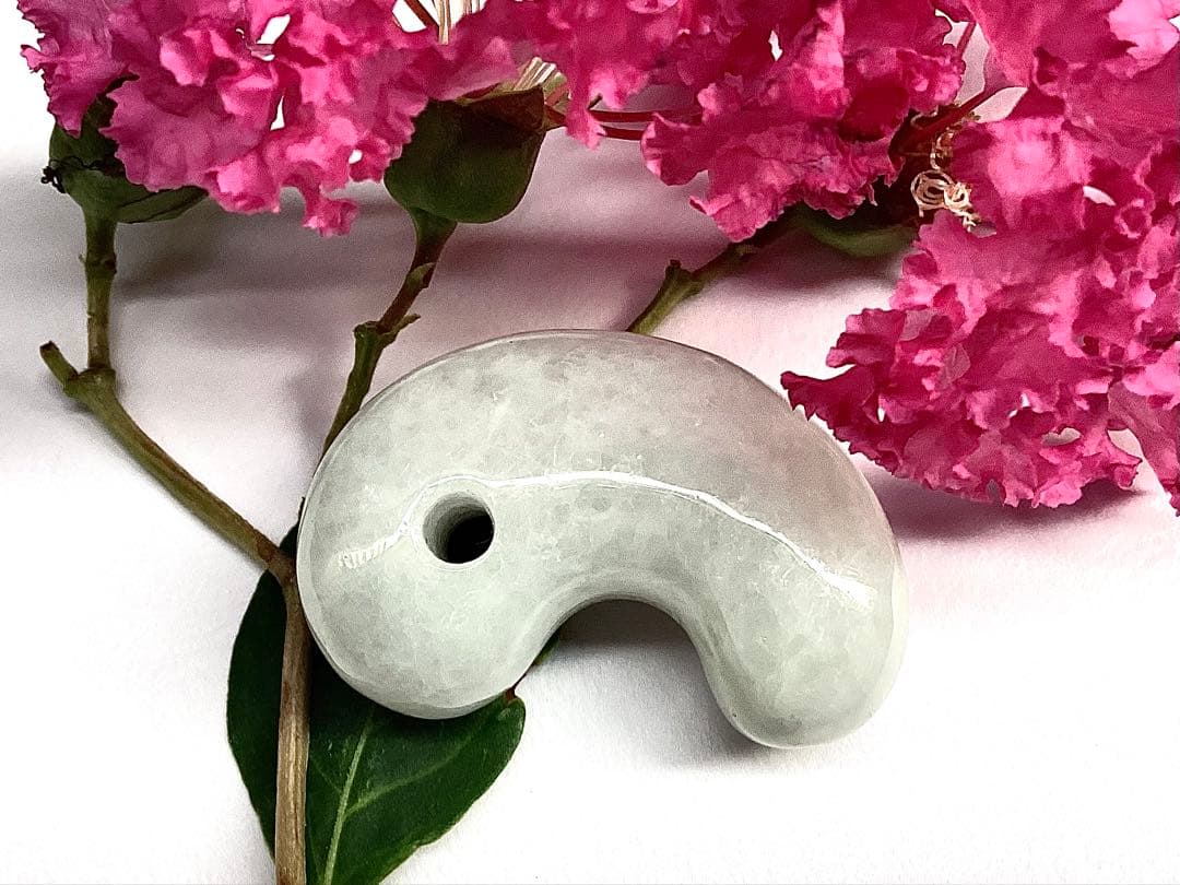 ✳40万円以上の勾玉‼️糸魚川翡翠*本物硬玉　お守りにアイスジェイド氷紋様　鑑別書