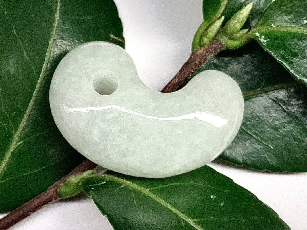 ✳40万円以上の勾玉‼️糸魚川翡翠*本物硬玉　お守りにアイスジェイド氷紋様　鑑別書