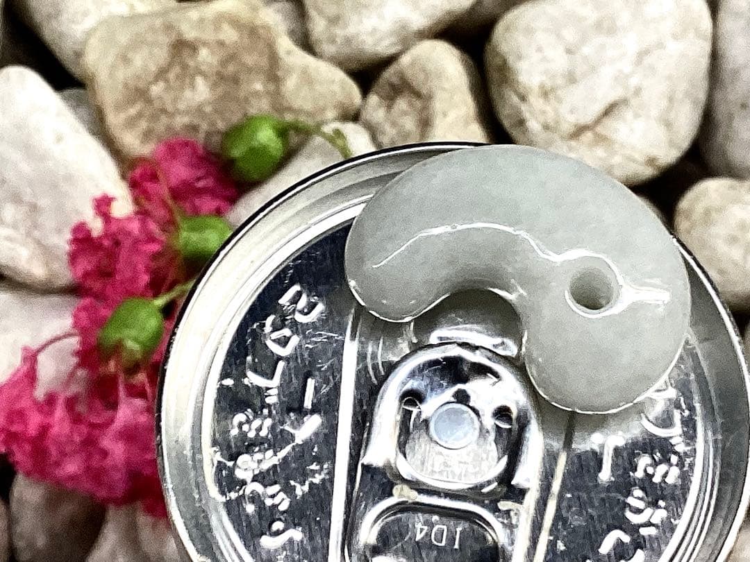 ✳40万円以上の勾玉‼️糸魚川翡翠*本物硬玉　お守りにアイスジェイド氷紋様　鑑別書