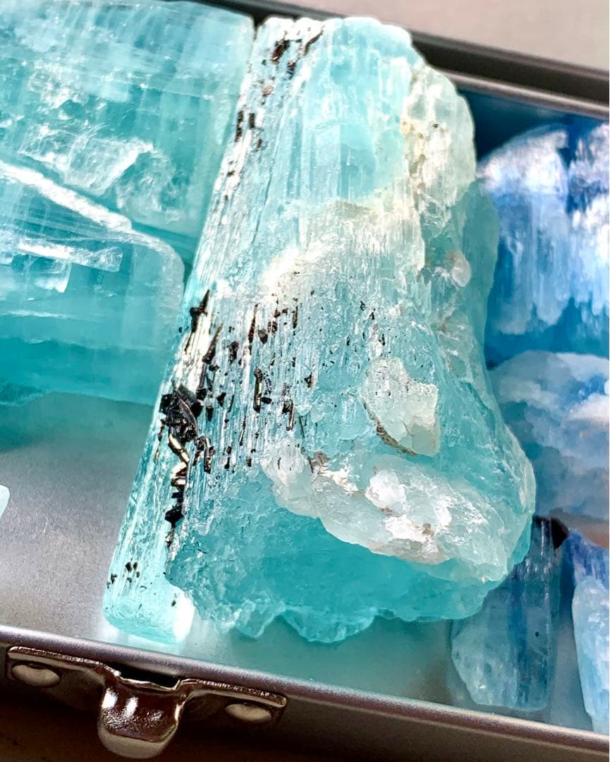 蝕像アクアマリン・バー4原石/巨大結晶/鉱物標本/ブラックトルマリン付/虹入り