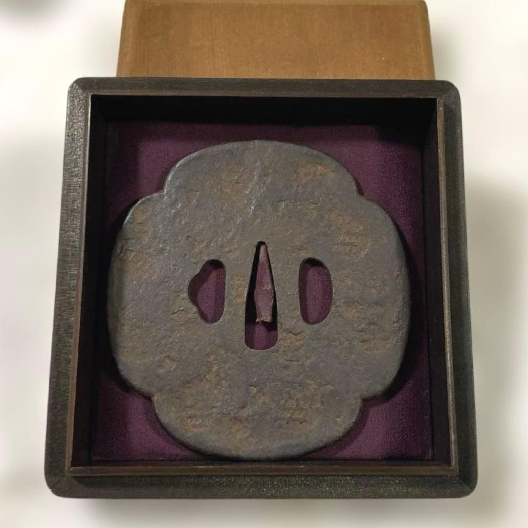 B-55 鍔　大型鍔　鉄地　武具　刀装具　日本刀　骨董品　時代物　美術品　工芸品