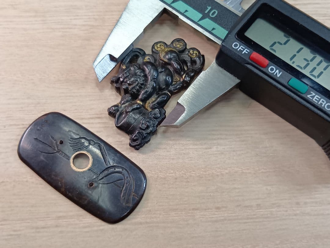 煙草入れ／雷神前金具／在銘あり