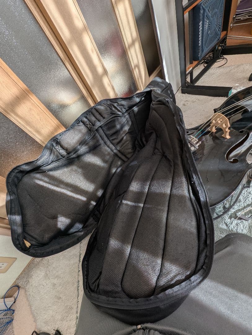 詳細不明　黒塗装チェロ付属品あり