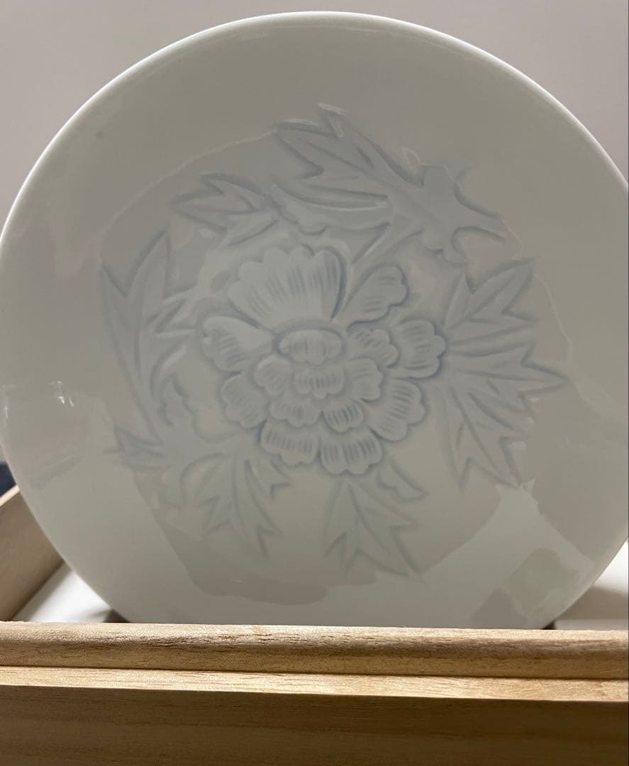 人間国宝 井上萬二監修 白磁染牡丹彫文 額皿