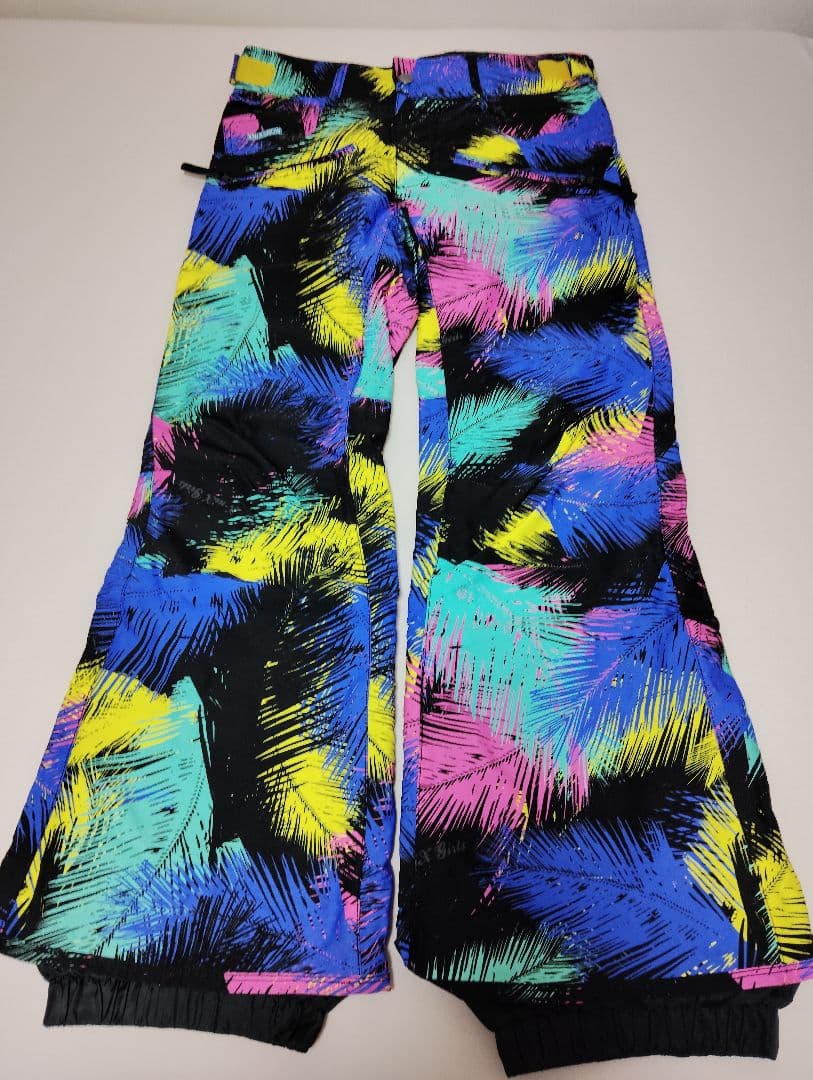 カラフルなスノーボードウェア上下