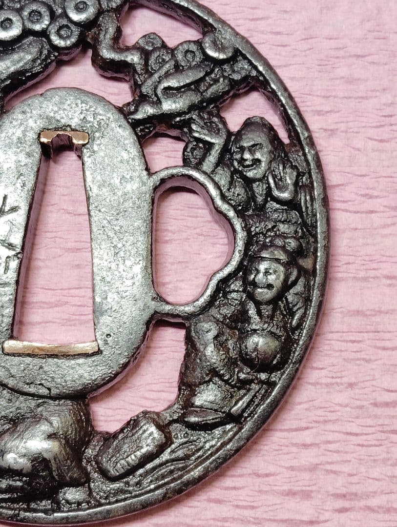 刀装具 鐔 鍔 在銘 友長 鉄地 松 人物図透かし 丸形鐔 時代物