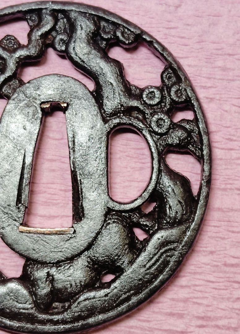 刀装具 鐔 鍔 在銘 友長 鉄地 松 人物図透かし 丸形鐔 時代物