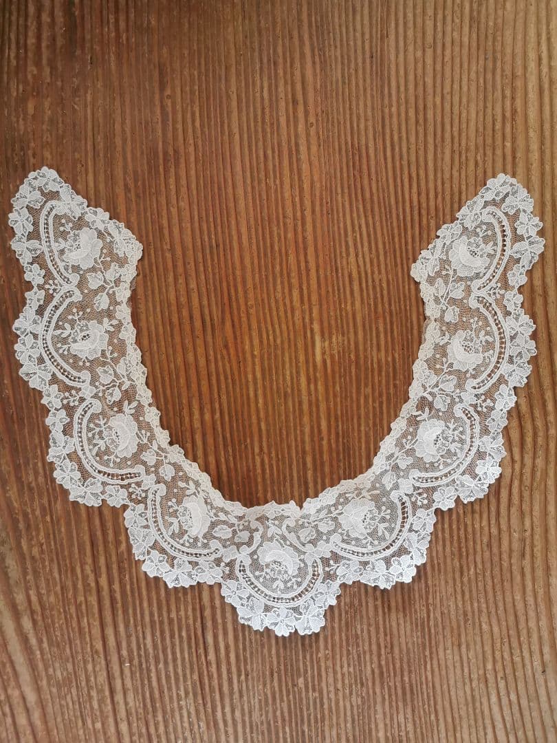 アンティークベルギー ポワンドガーズローズ ９輪の立体薔薇 レースカラー 付け襟