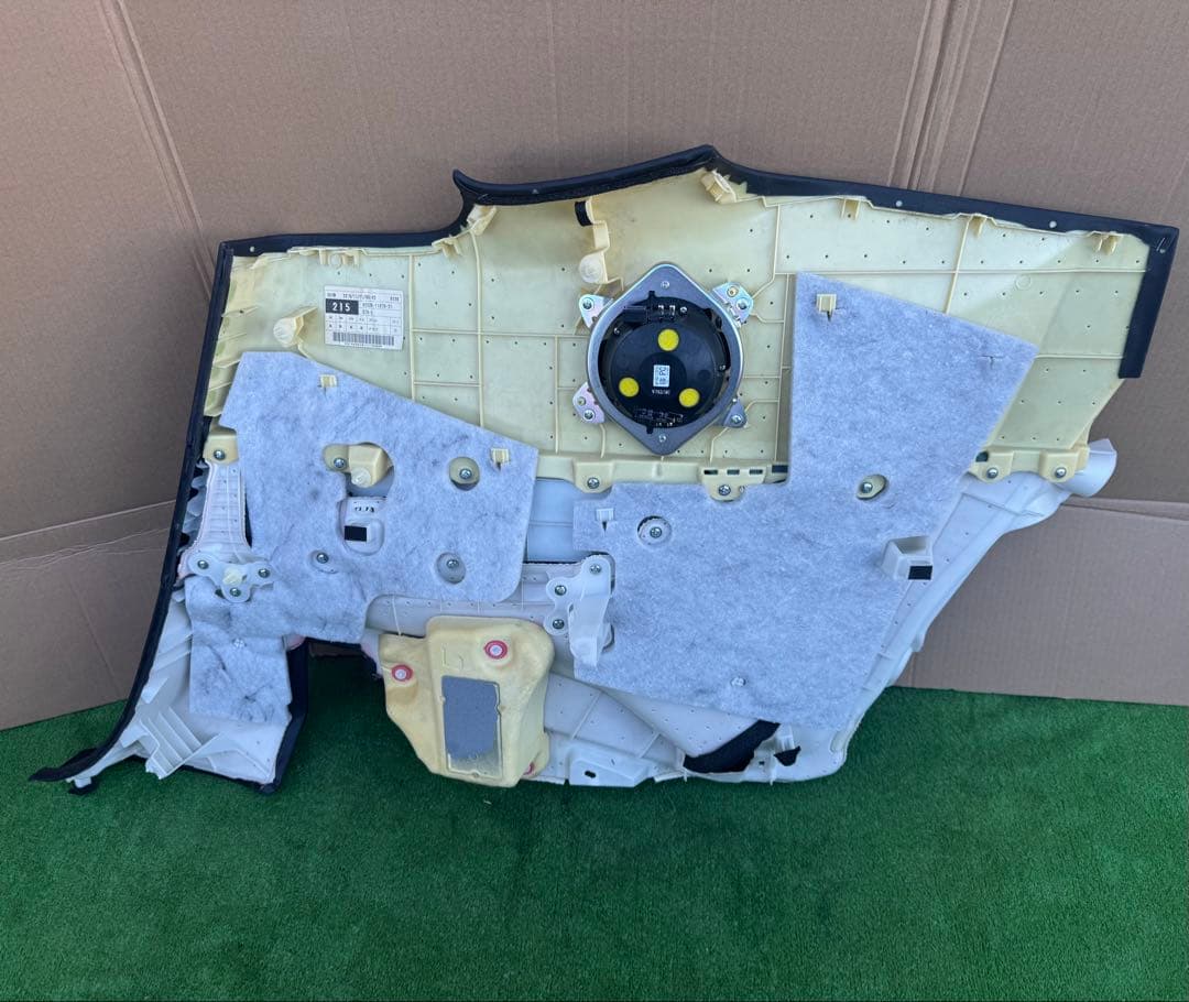 トヨタ　レクサス　lc500 lc500hクーペ　リアクォータートリムパネル