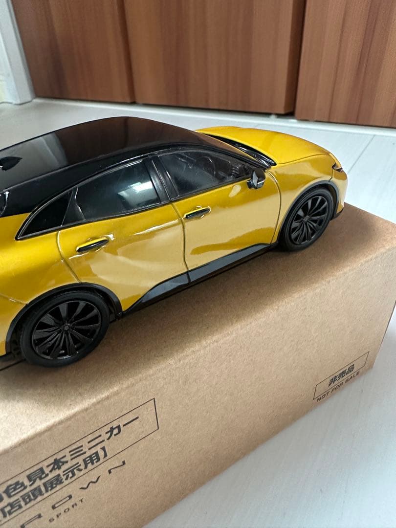 神鷹丸 トヨタクラウンスポーツ カラーサンプル　ブラック×マスタード