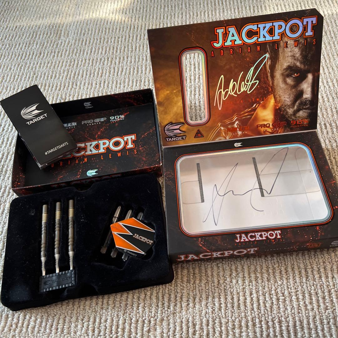 美品 TARGET Adrian Lewis ソフトダーツ サイン入り