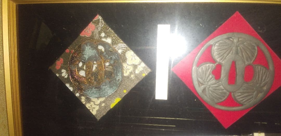 信玄印美術工芸品【模造品刀剣鐔等々】中古大型額緑入れ　（１24X48㎝)希少品。