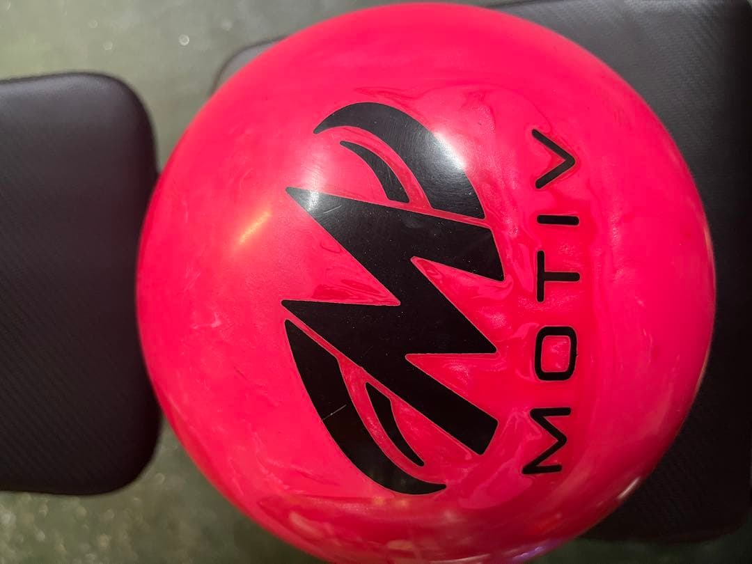 MOTIV VENOM ボウリングボール ピンク15P